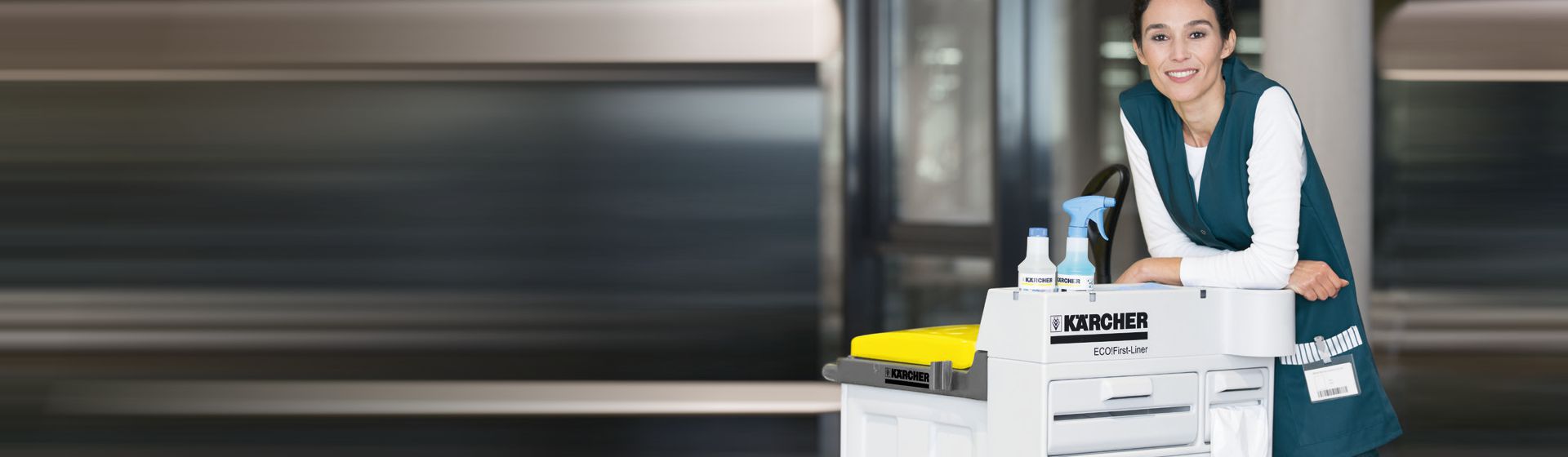 Frau an einem Reinigungswagen von Kärcher stehend bild