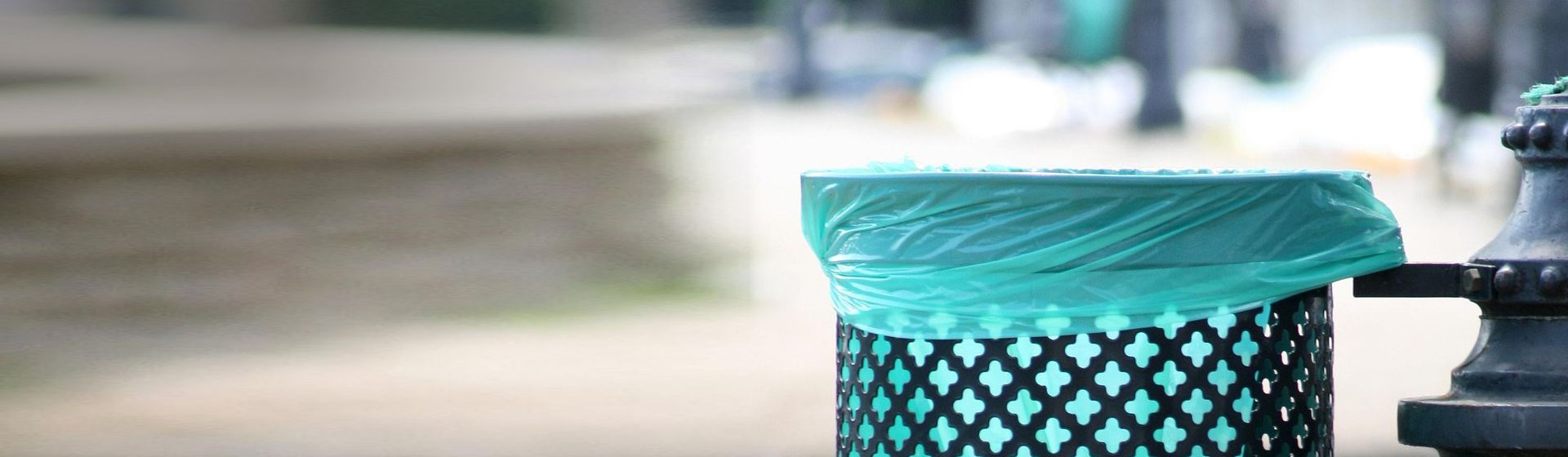 Grüner Kunststoffbeutel in einem Metall-Mülleimer bild