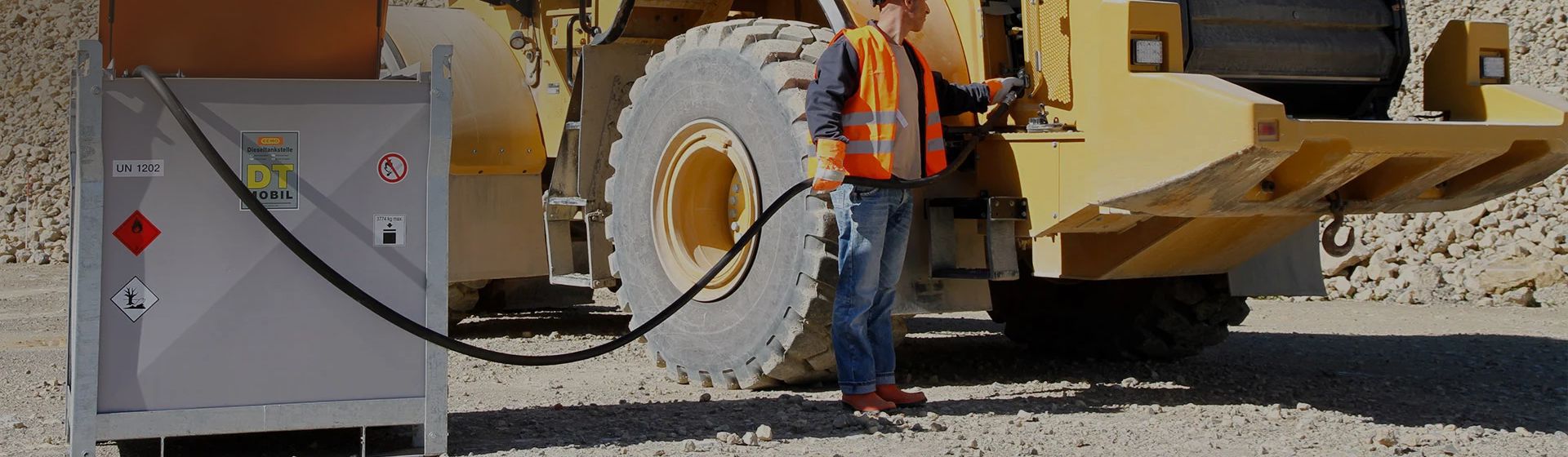 Mobile Diesel-Tankanlage von Cemo im Einsatz beim Betanken eines Baggers bild