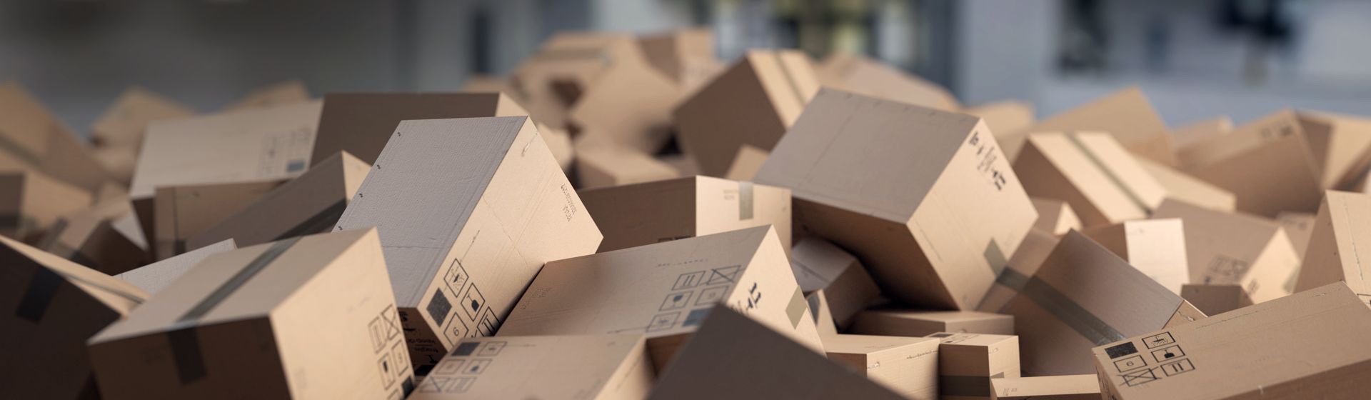 Versandkartons wild durcheinander liegend auf einem Haufen bild