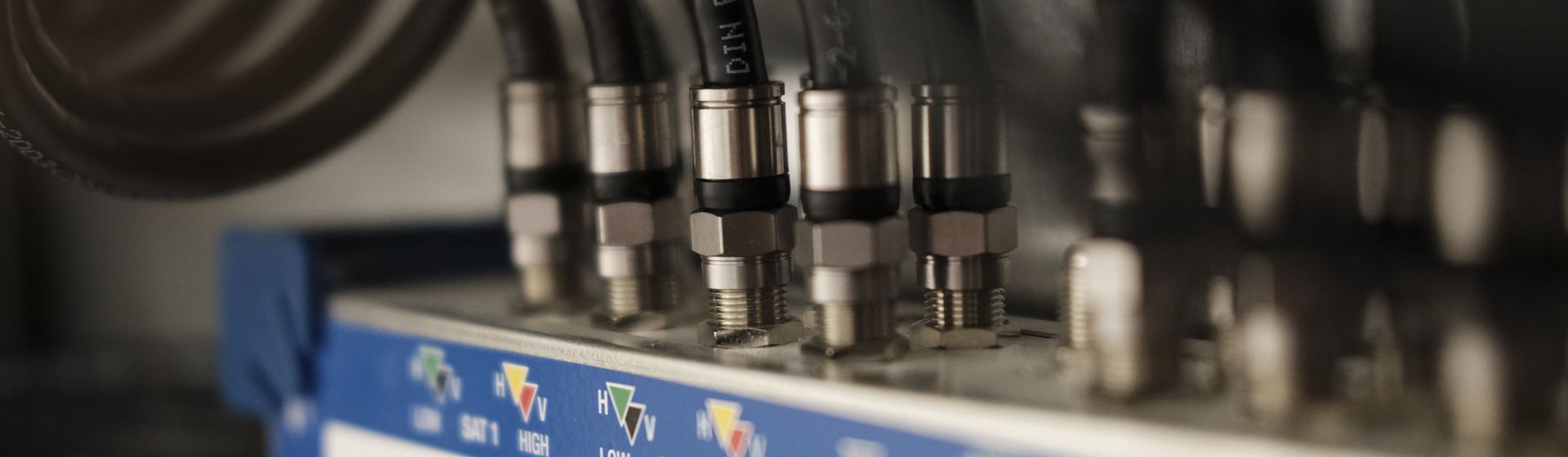 Kabel angeschlossen an einem SAT Receiver bild