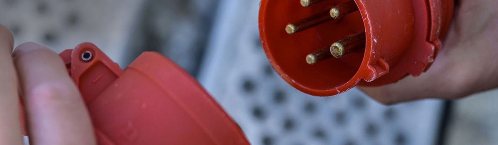 Roter CEE Stecker eines Verbindungskabel von Brennenstuhl in Nahaufname bild