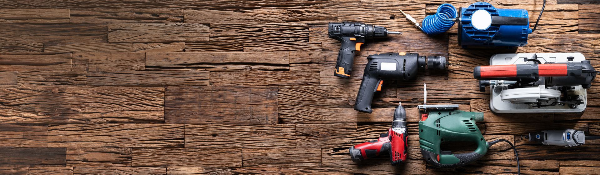 Elektrowerkzeuge & Maschinen auf dem Holzboden liegend bild