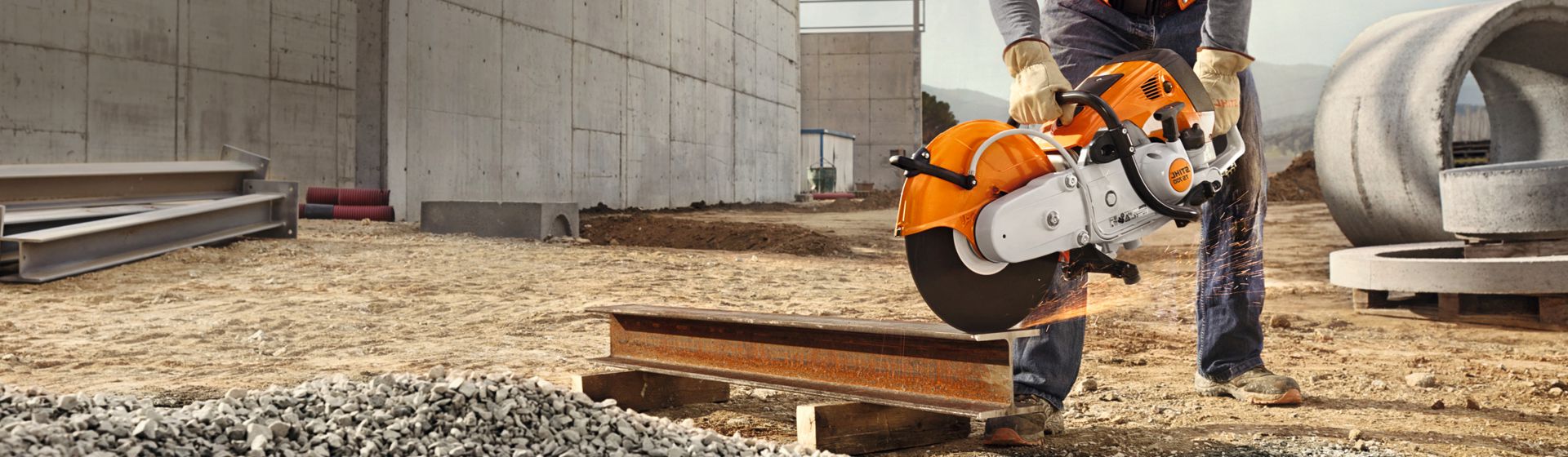 Bauarbeiter bearbeitet einen auf dem Boden liegenden Stahlträger mit einem Stihl Trennschleifer bild