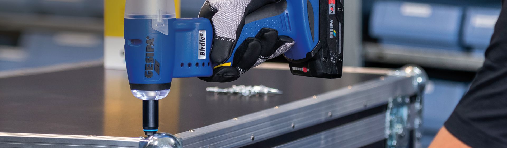 Gesipa kabelloses Blindniet-Setzgerät in Aktion bild