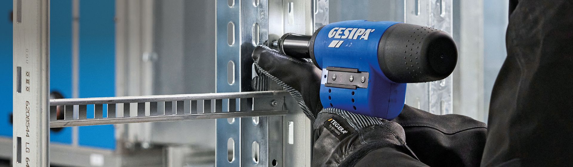 Gesipa kabelloses Blindnietmuttern-Setzgerät in Aktion bild