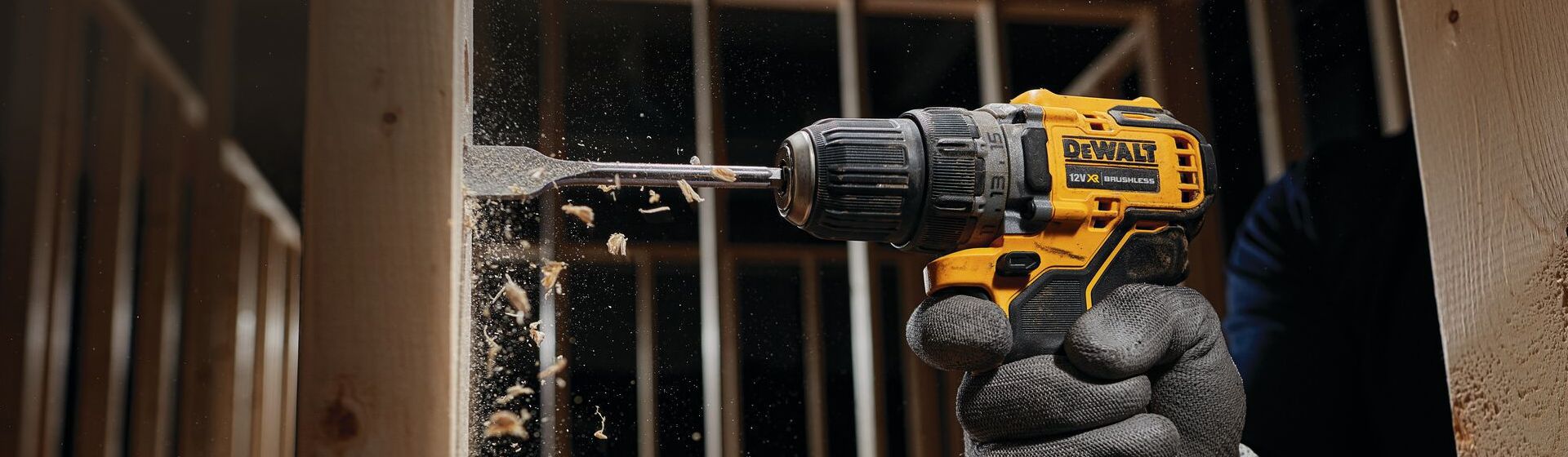 Dewalt Schrauber im Einsatz bild