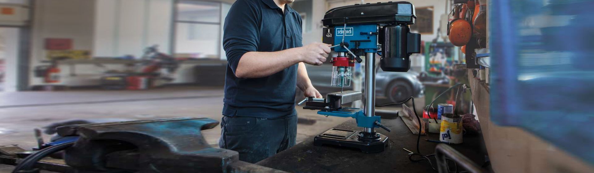 Bohrmaschine DP16VLS von Scheppach im Einsatz in einer Werkstatt bild