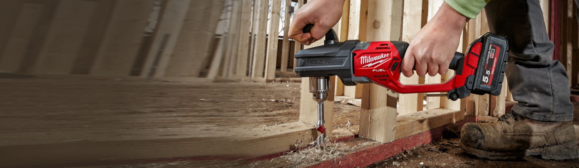 Milwaukee Winkelbohrmaschine beim Bohren eines Lochs in die Holzstruktur am Boden bild