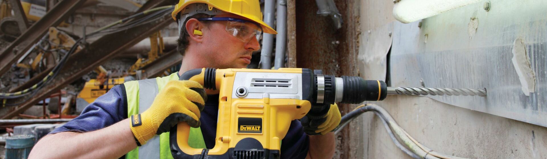 Dewalt Metallbohrer in Aktion bild
