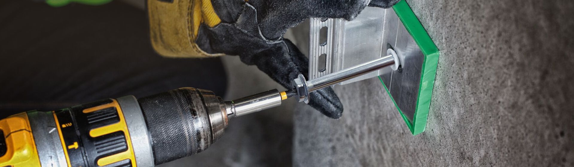 Dewalt Bolzensetzgerät in Aktion bild