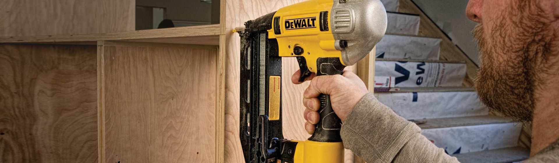 Dewalt Druckluftnagler in Aktion bild