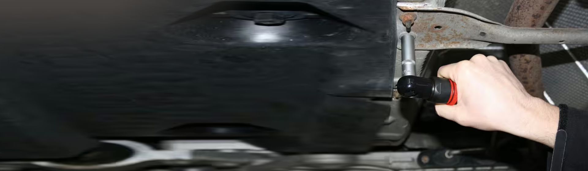 KS Tools 3/8 Zoll Slim POWER Mini Druckluft Umschaltratsche 34 Nm im Einsatz bild