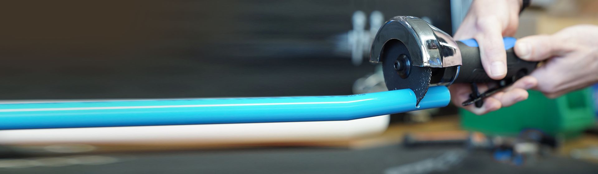 Brilliant Tools Druckluft-Winkel-Trennschleifer im Einsatz bild