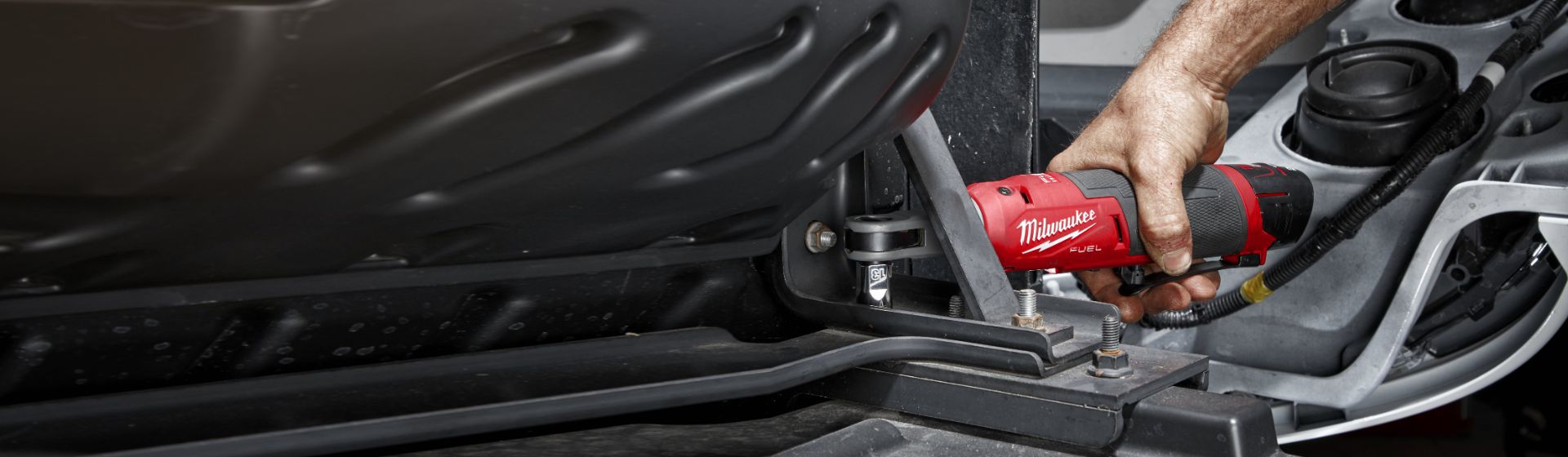 Milwaukee M12 FUE ⅜″ Akku-Ratsche im Einsatz bild