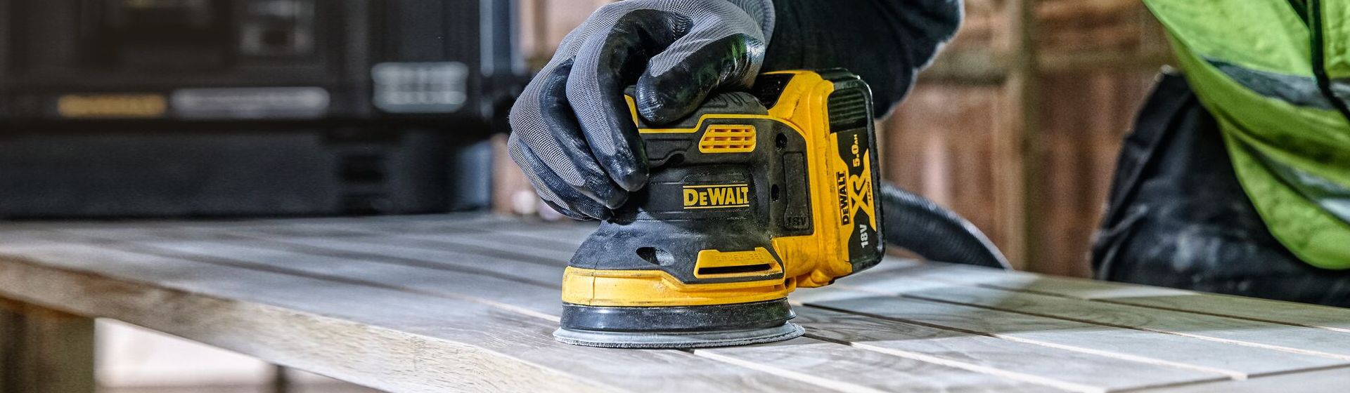 Dewalt Exzenterschleifer in Aktion bild