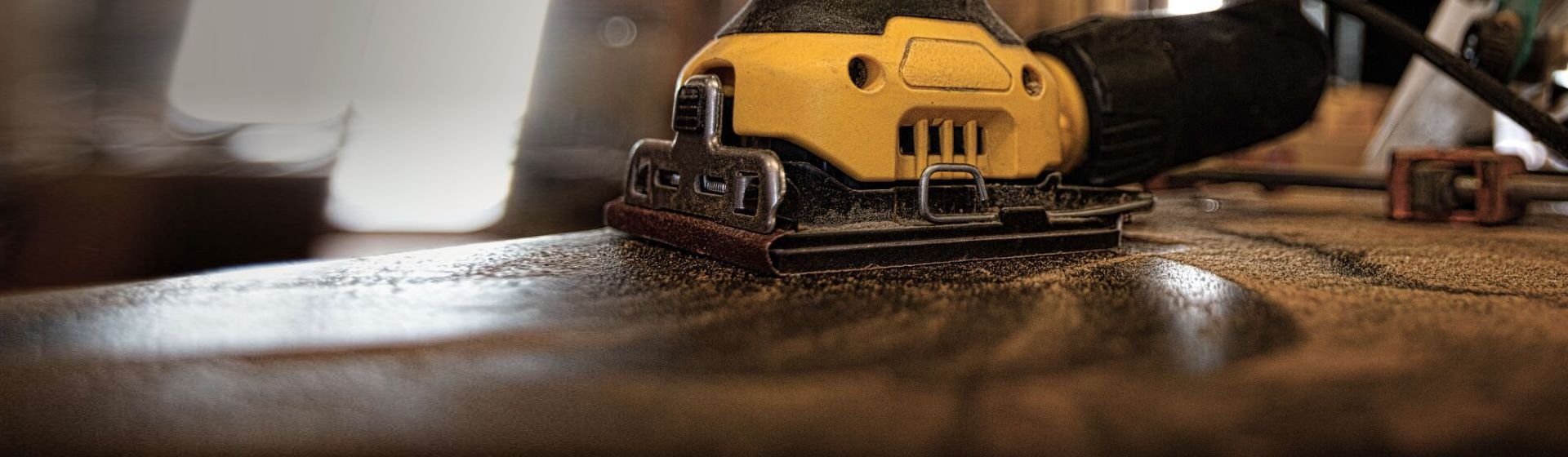 Dewalt Vibrationsschleifer in Aktion bild