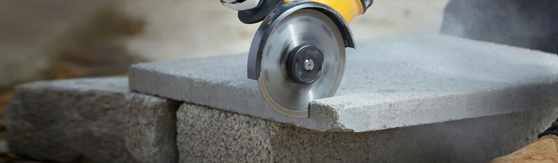 Schleifmaschine auf einer Werkbank liegend bild