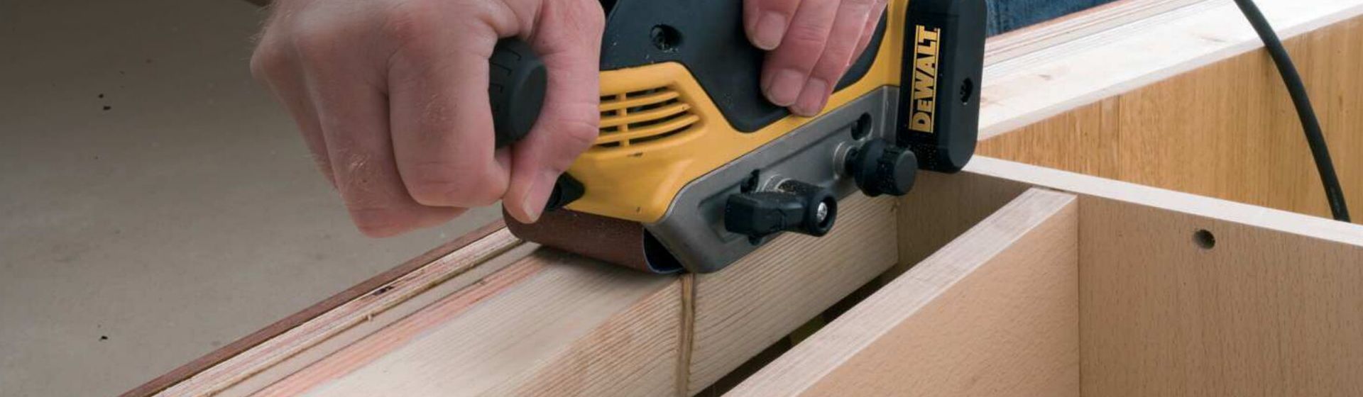 Dewalt Bandschleifer in Aktion bild