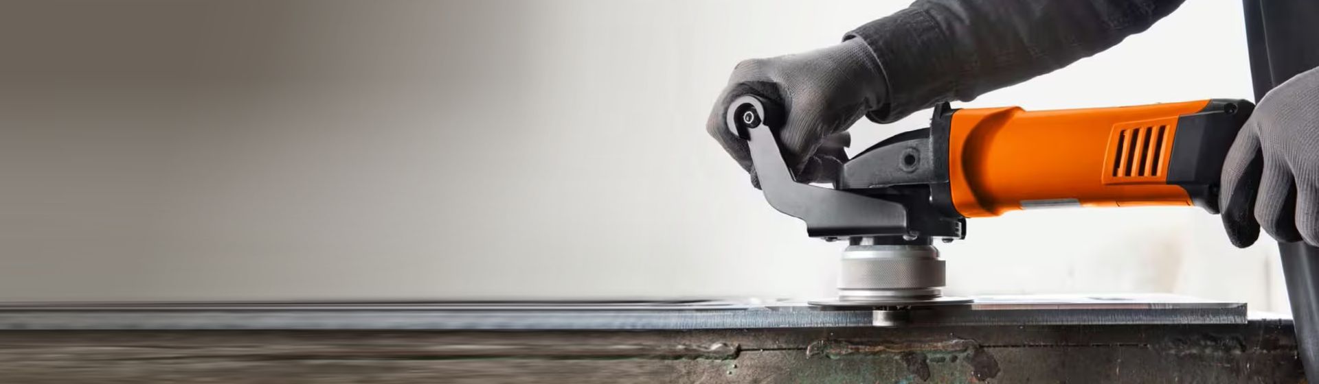 Fein Elektrowerkzeuge Kantenfräse im Einsatz bild