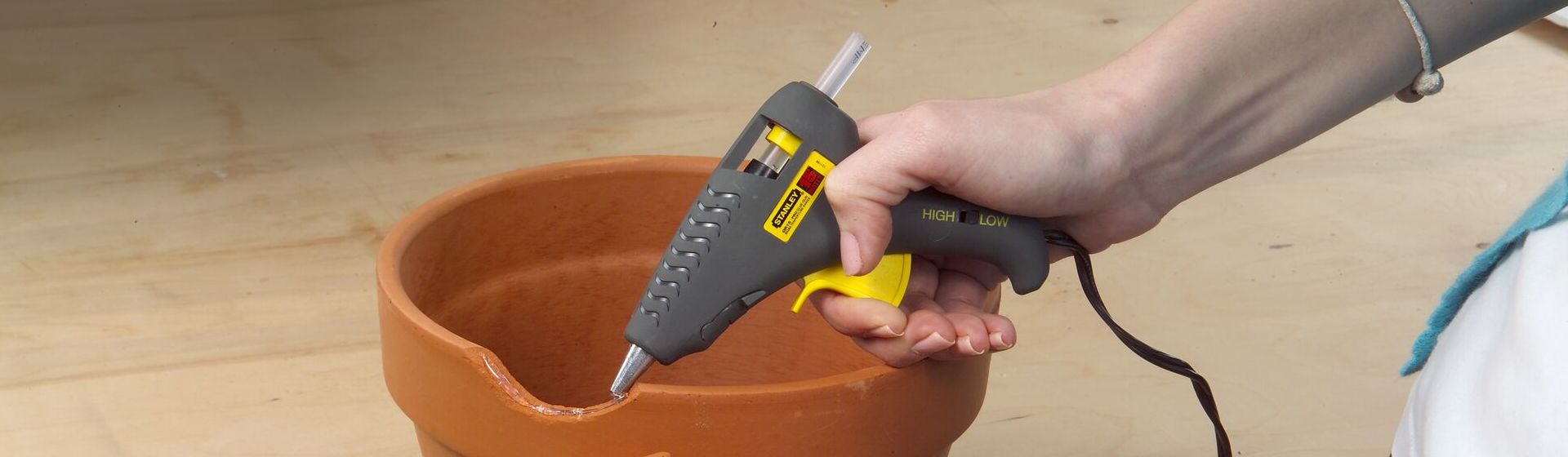 Stanley 6-GR25 DualMelt Heißklebepistole im Einsatz bild