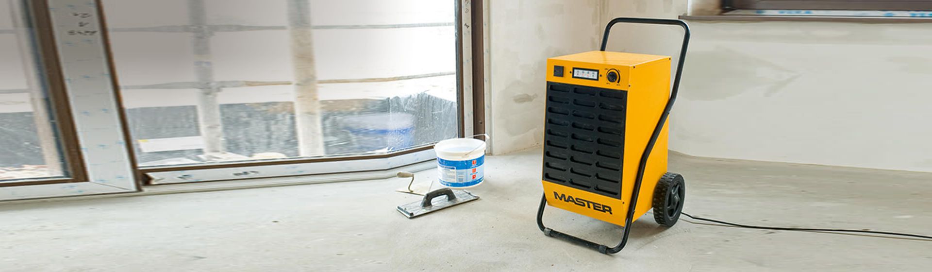 Master Climate Luftentfeuchter in einem Raum im Renovierungsszustand bild