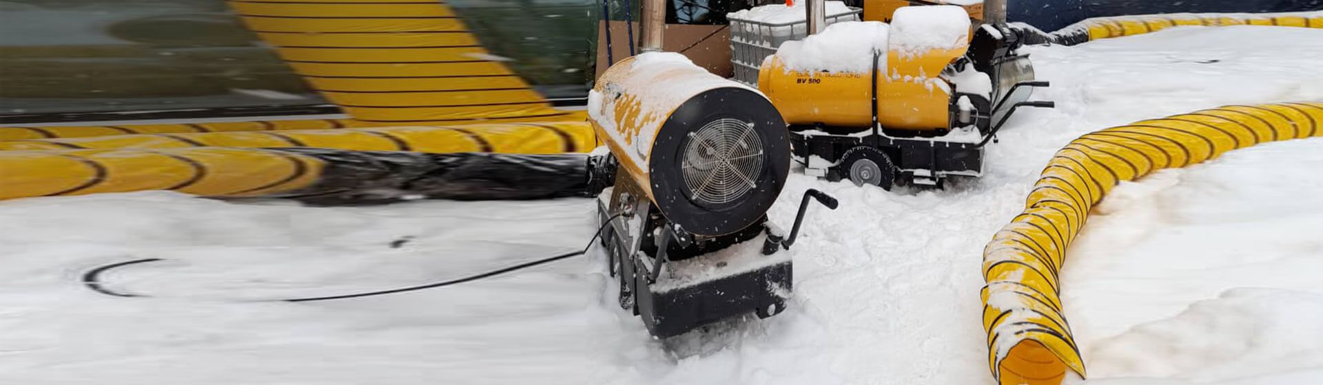 Master Heizgeräte und Abluftschläuche im Schnee vor einem Gebäude bild