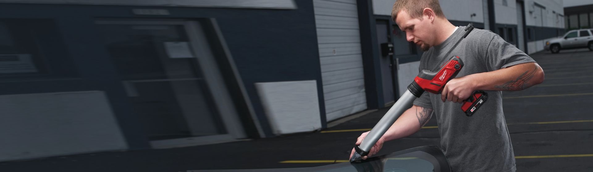 Milwaukee Akku-Kartuschenpresse im Einsatz bild