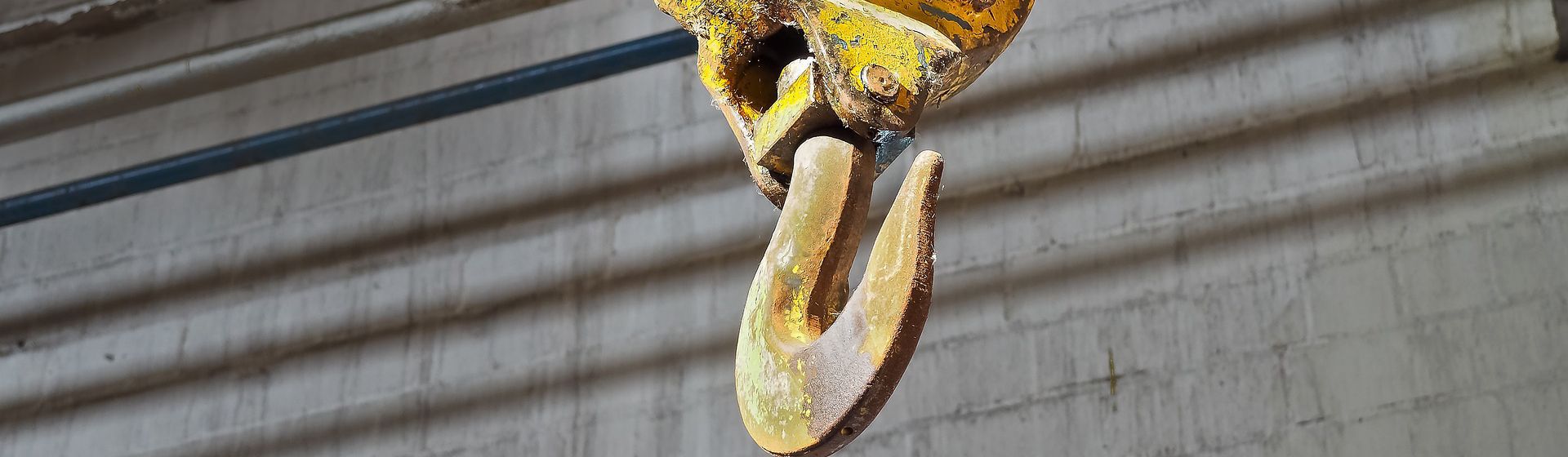 Gelber Kranhaken in Nahaufnahme bild