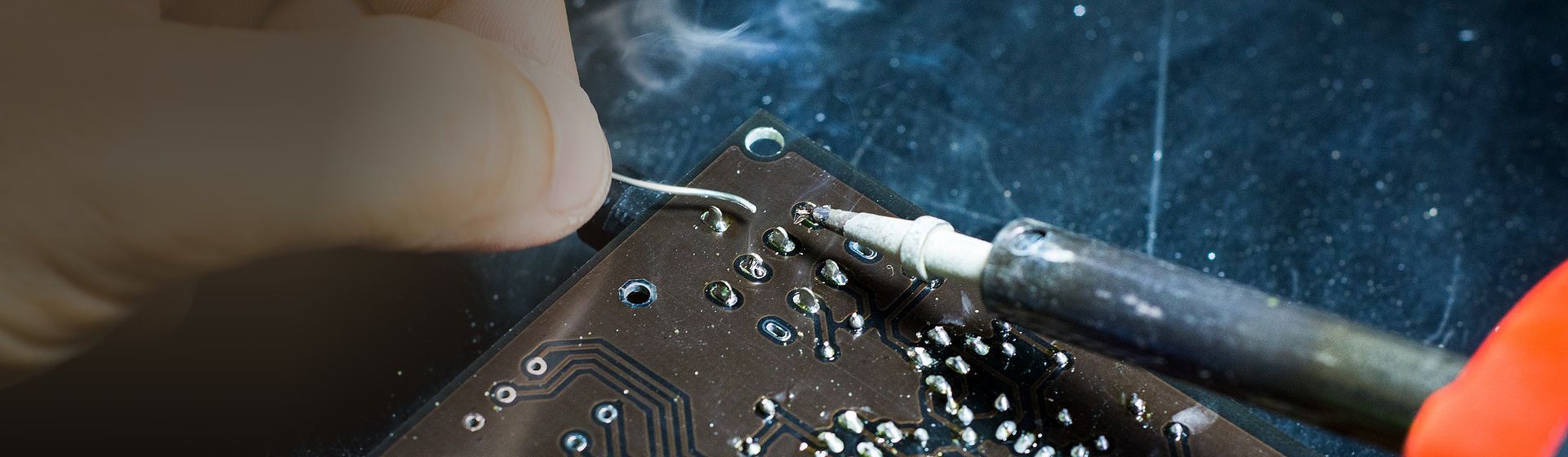 Löten von Platinen bild