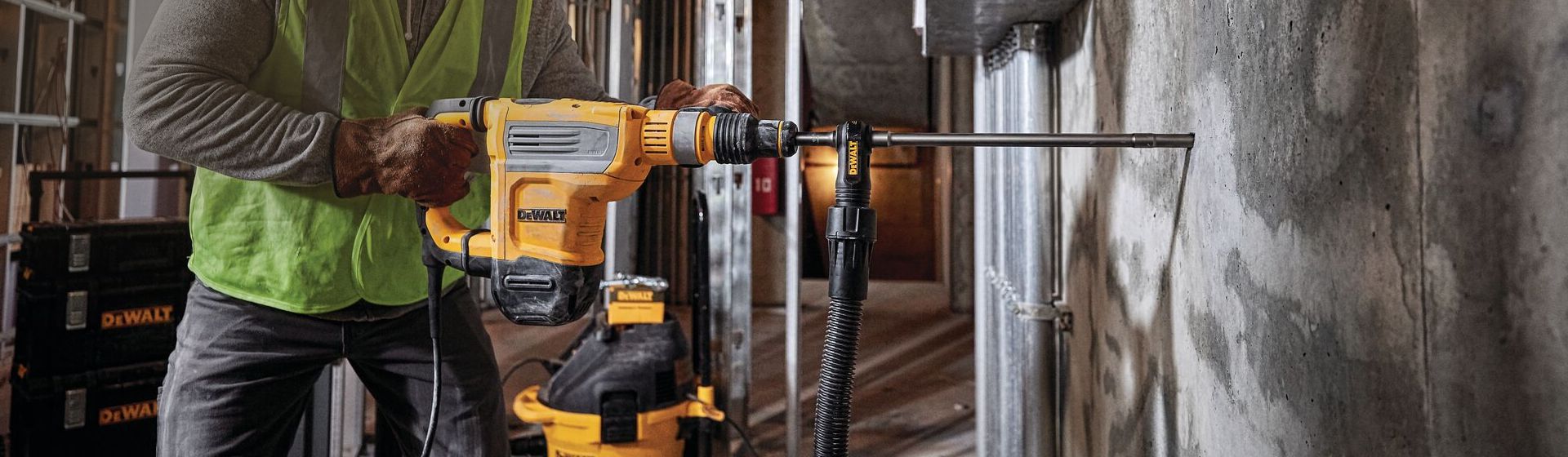 Bauarbeiter bearbeitet eine Betonwand mit einem Dewalt Meißelhammer bild