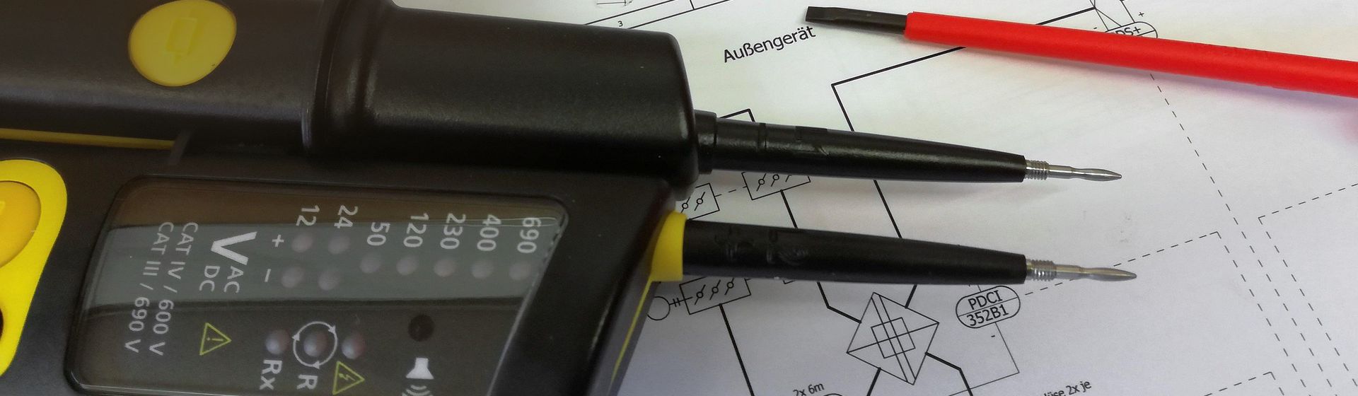 Messgerät und Schraubenzieher bild