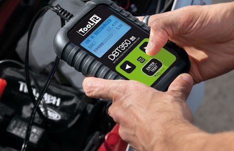 Produktbild kategorie elektrowerkzeuge maschinen mess pruefgeraete batterietester teaser