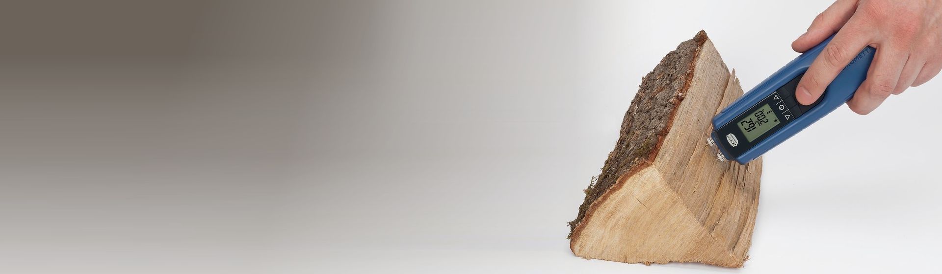 Gann Hydromette BL Compact S misst Feuchtigkeit in einem Holzstück bild