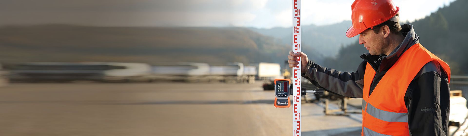 Straßenbauarbeiter mit einer Nedo Nivellierlatten aus Holz bild