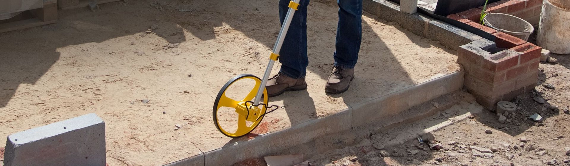 Stanley Messrad beim Vermessen einer Strecke auf einer Baustelle bild