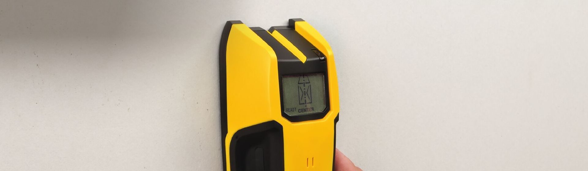Materialdetektor von Stanley im Einsatz bei Messungen an einer Wand bild