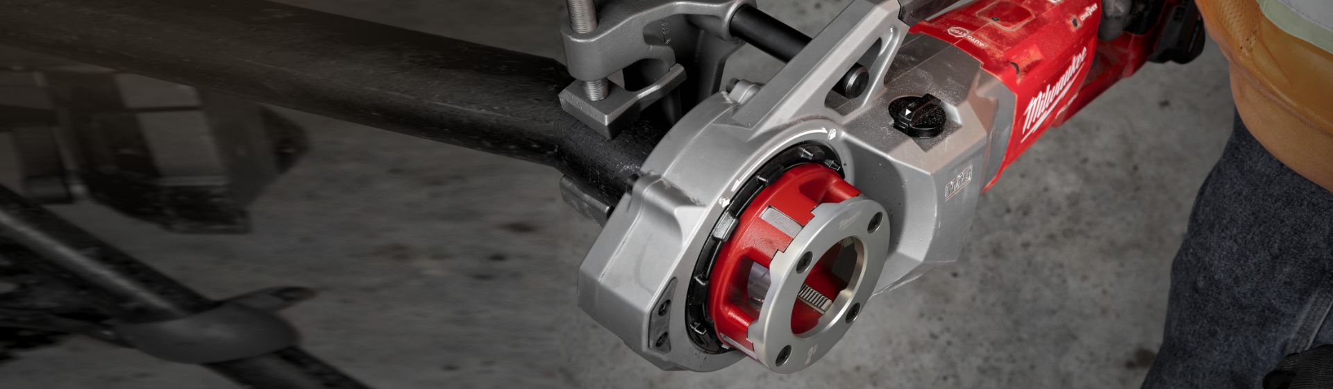 Milwaukee M18 FUEL ONE-KEY 2″ Akku-Gewindeschneidkluppe im Einsatz beim Schneiden eines Rohrs bild