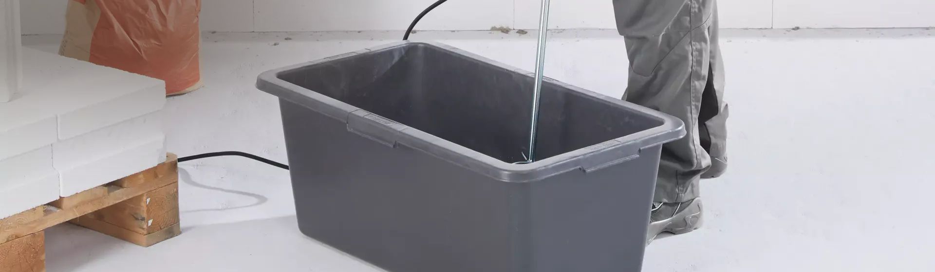 Schwarze Kunststoffwanne zum Anmischen von Beton bild