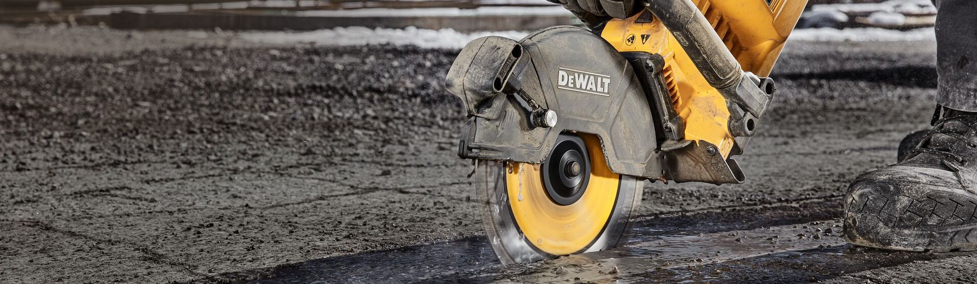 Dewalt Säge in Aktion bild