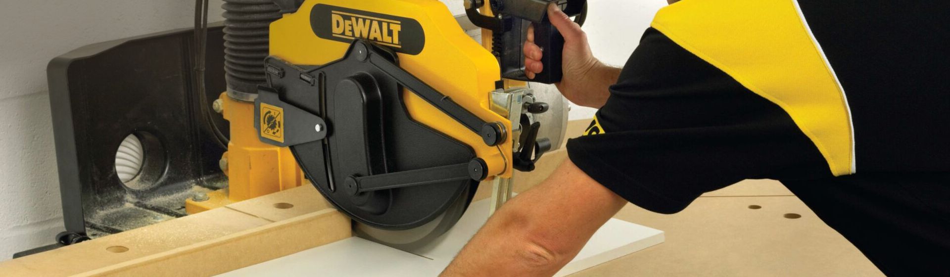 Dewalt Radialarmsäge im Einsatz auf einer Baustelle bild
