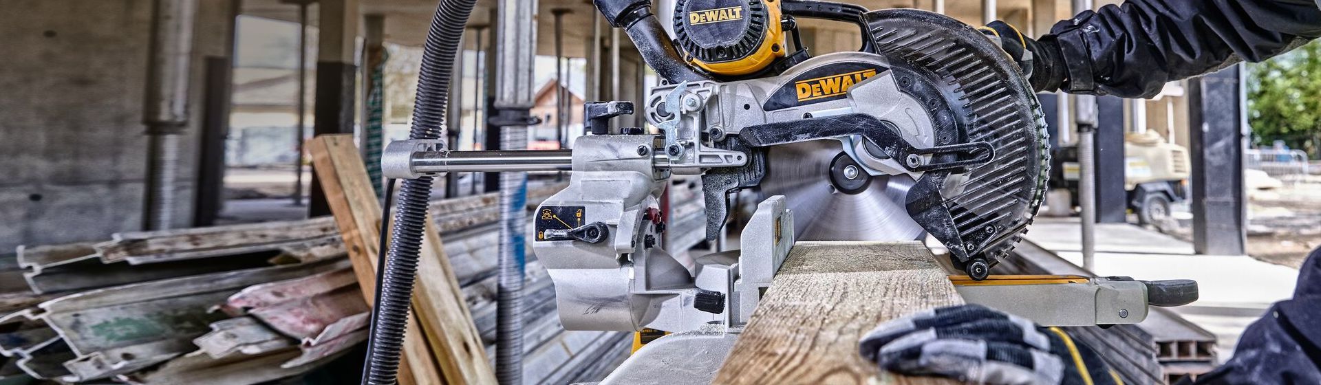 Dewalt Gehrungssäge in Aktion bild