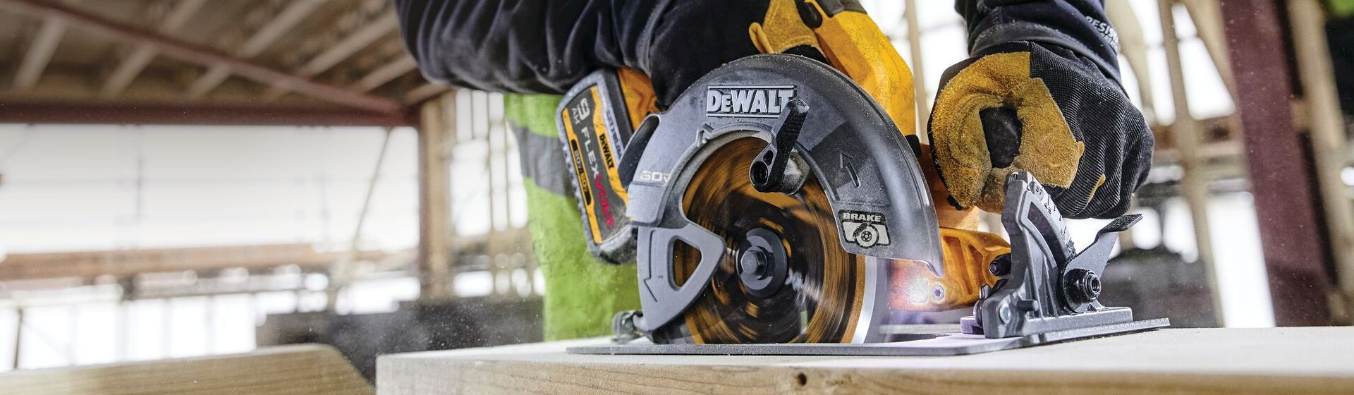 Dewalt Handkreissäge in Aktion bild