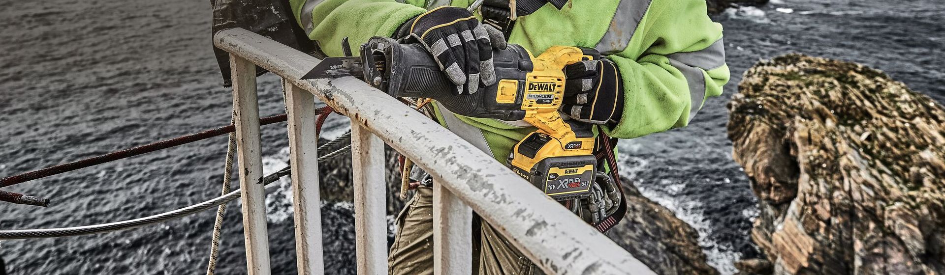 Dewalt Säbelsäge in Aktion bild