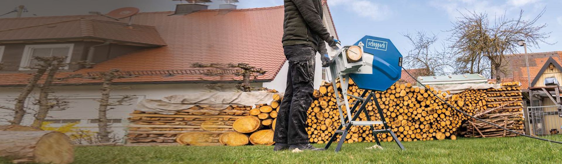 Wippsäge HS410 Scheppach im Einsatz bei der Verarbeitung von Brennholz bild