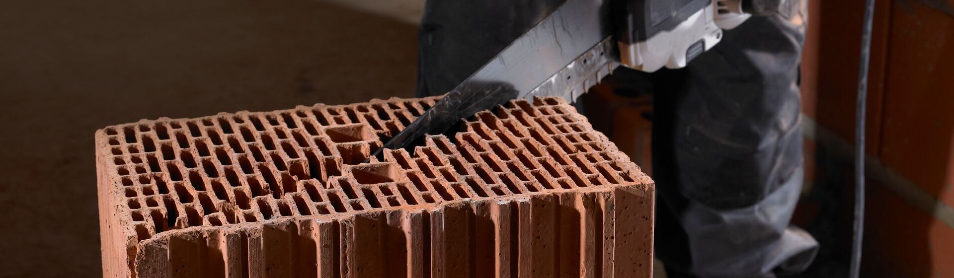 Dewalt Sägeblatt beim Durchtrennen eines Mauersteins bild