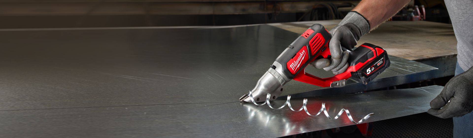 Milwaukee Akku-Blechschere beim Schneiden eines Blechs bild