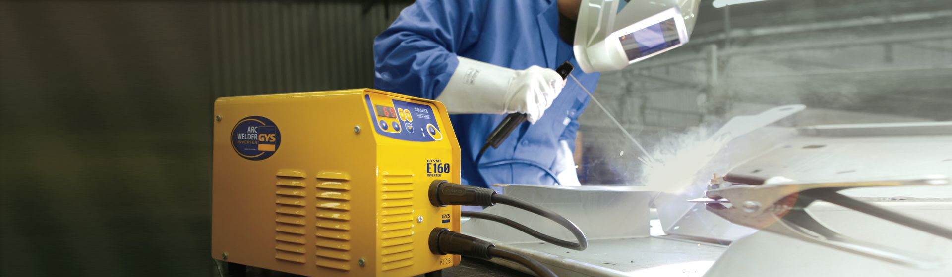 Mann arbeitet mit einem Gys Schweißgerät bild
