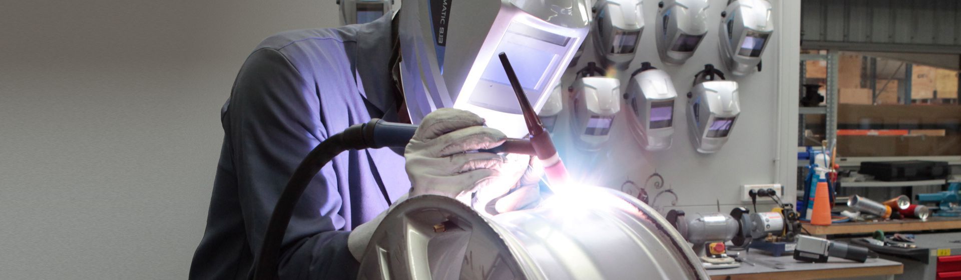 Mann arbeitet mit einem Schweißbrenner von Gys bild