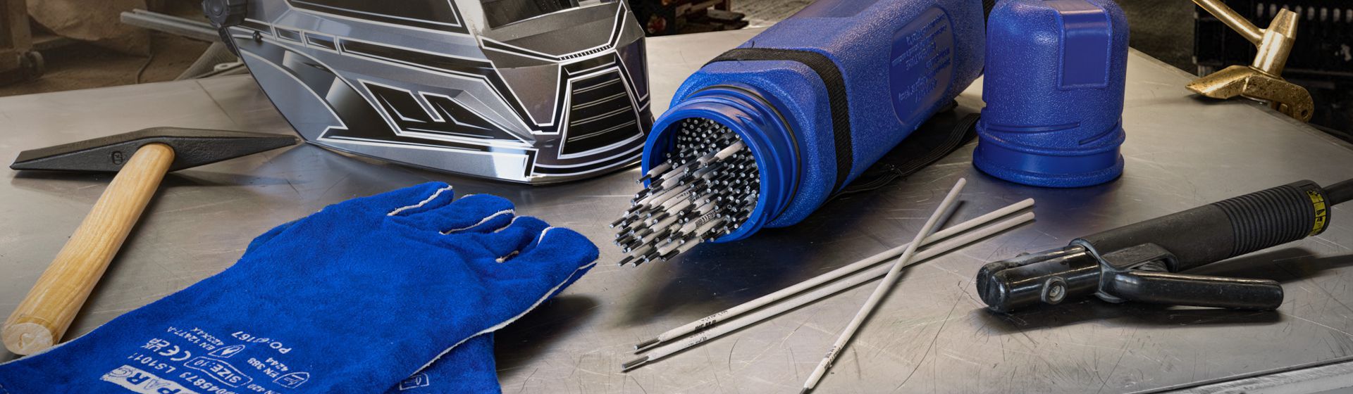 Gys Schweißzubehör auf einer Fläche aus Metall liegend bild